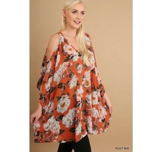 NWT UMGEE FLORAL TUNIC WITH CUT OUT SLEEVE
